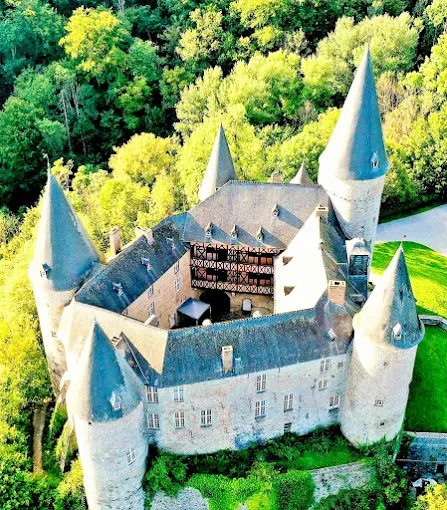 Château de Vêves | Un château de contes de fées à Celles