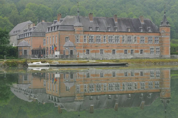 Le Château de Freÿr sur la Meuse et ses jardins à Hastière