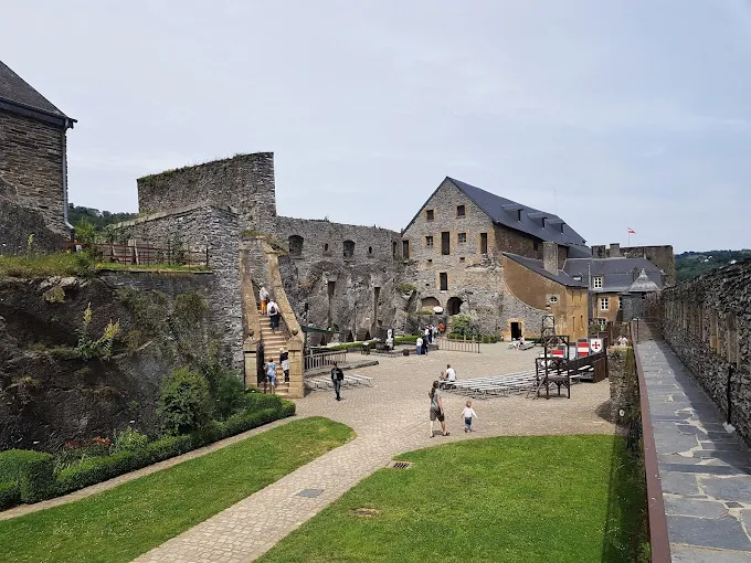 Le Château fort de Bouillon et ses spectacles de fauconnerie