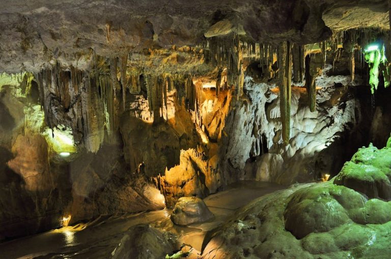 Découvrez les grottes de wallonie : trésors souterrains fascinants